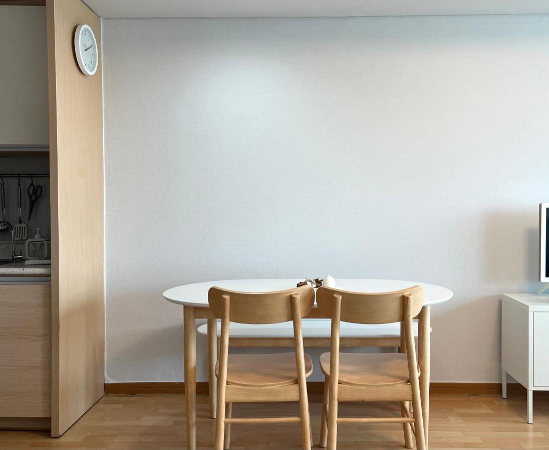 Hongik Univ Station Exit 1 Apartment โซล ภายนอก รูปภาพ