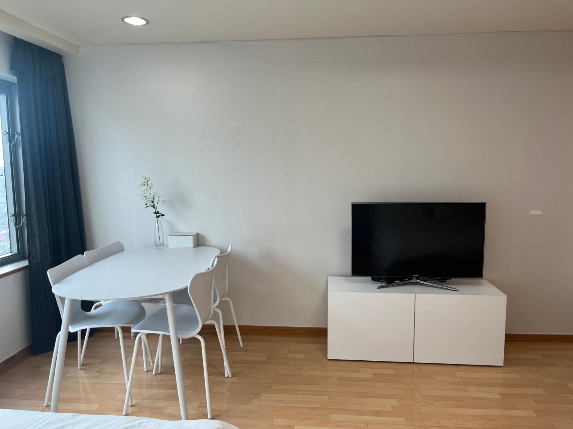 Hongik Univ Station Exit 1 Apartment โซล ภายนอก รูปภาพ