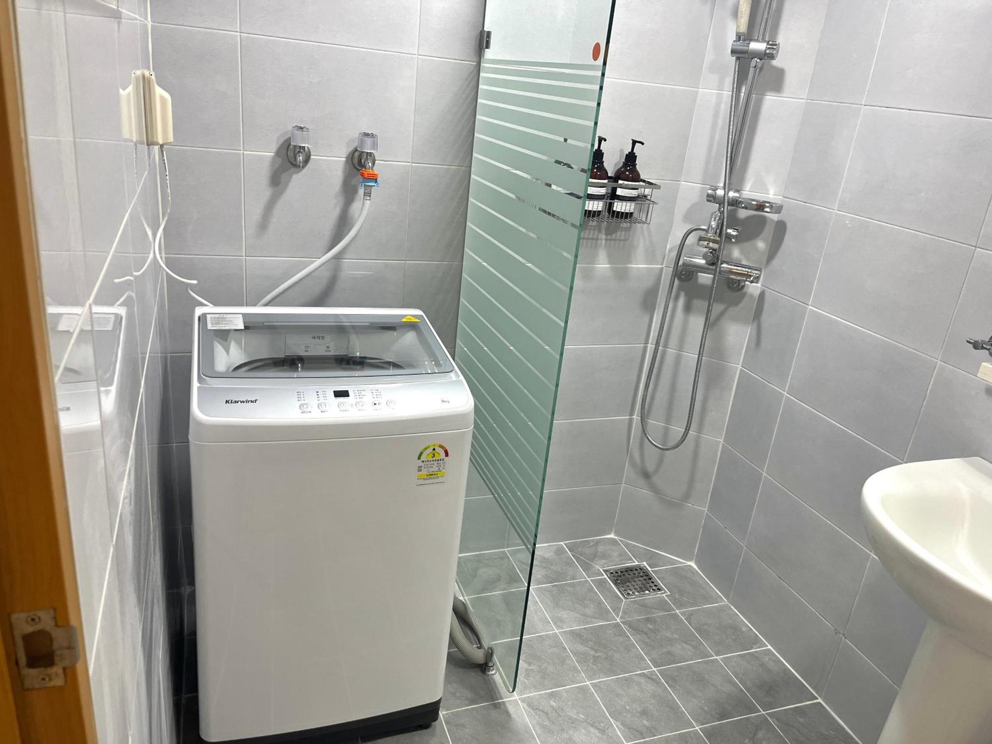 Hongik Univ Station Exit 1 Apartment โซล ภายนอก รูปภาพ
