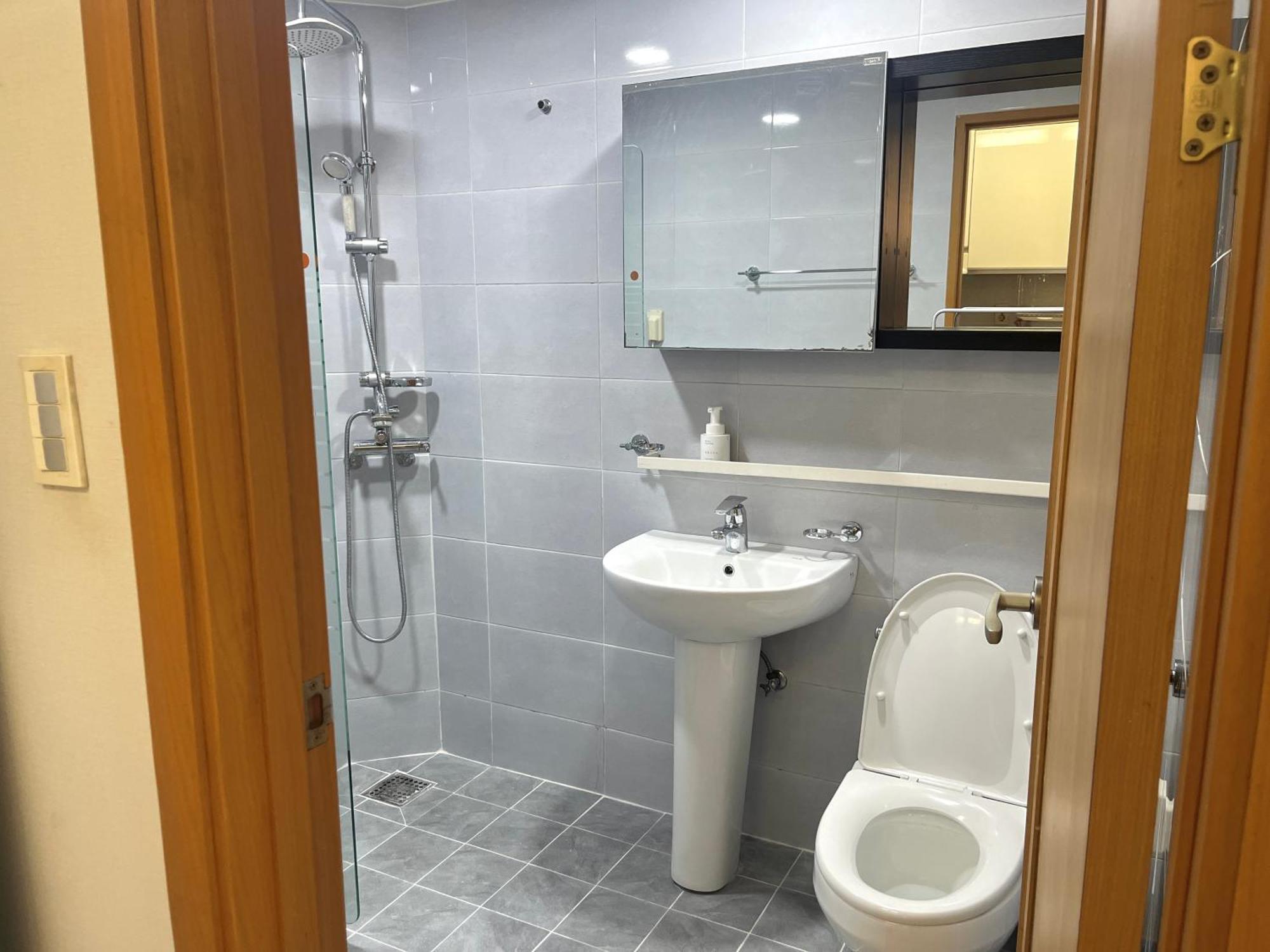 Hongik Univ Station Exit 1 Apartment โซล ภายนอก รูปภาพ