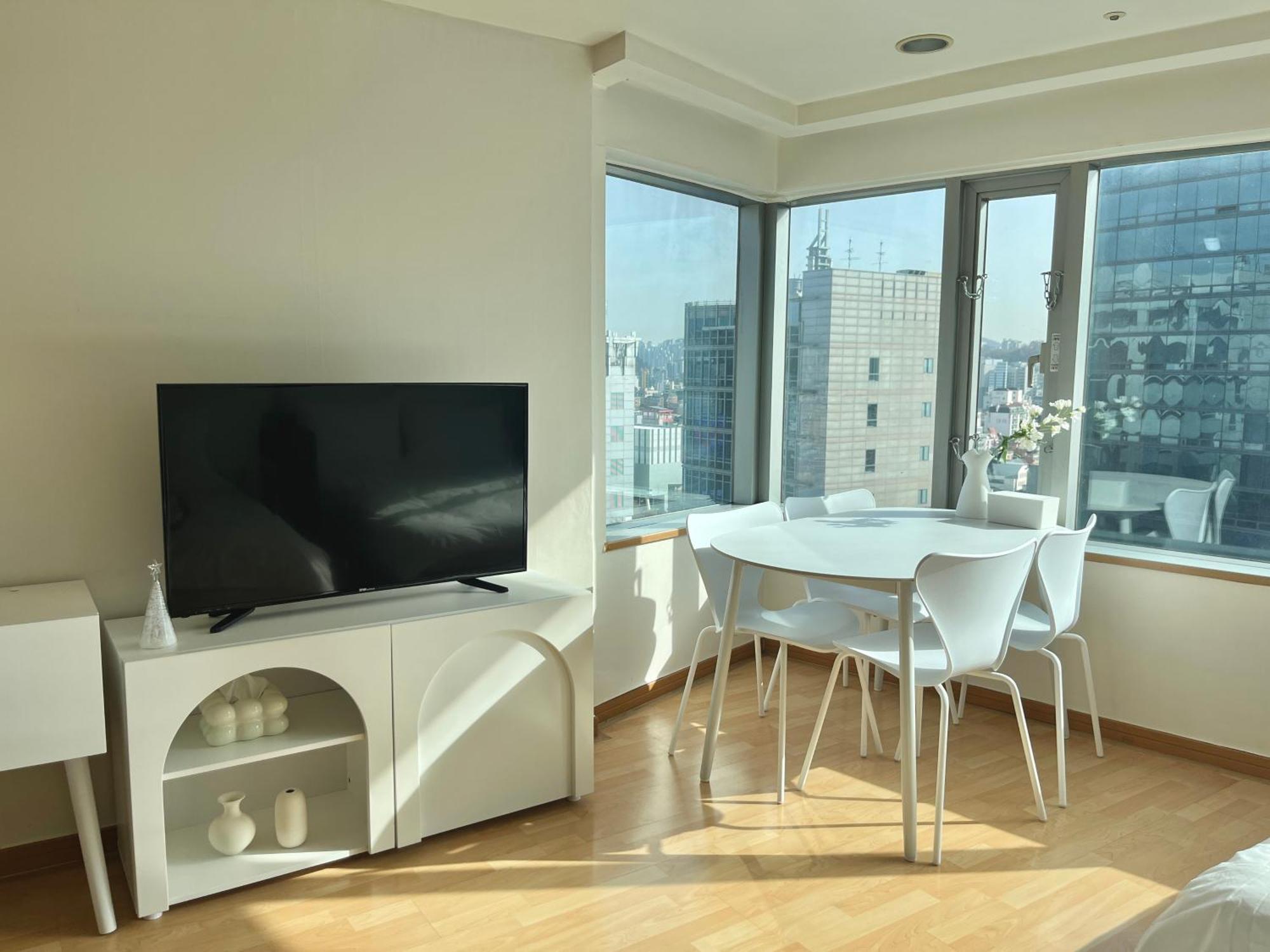 Hongik Univ Station Exit 1 Apartment โซล ภายนอก รูปภาพ